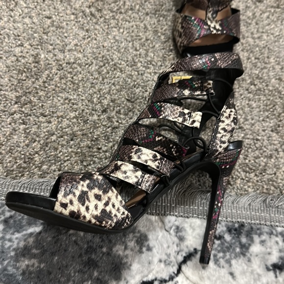 Steve Madden size 9 - Picture 2 of 4